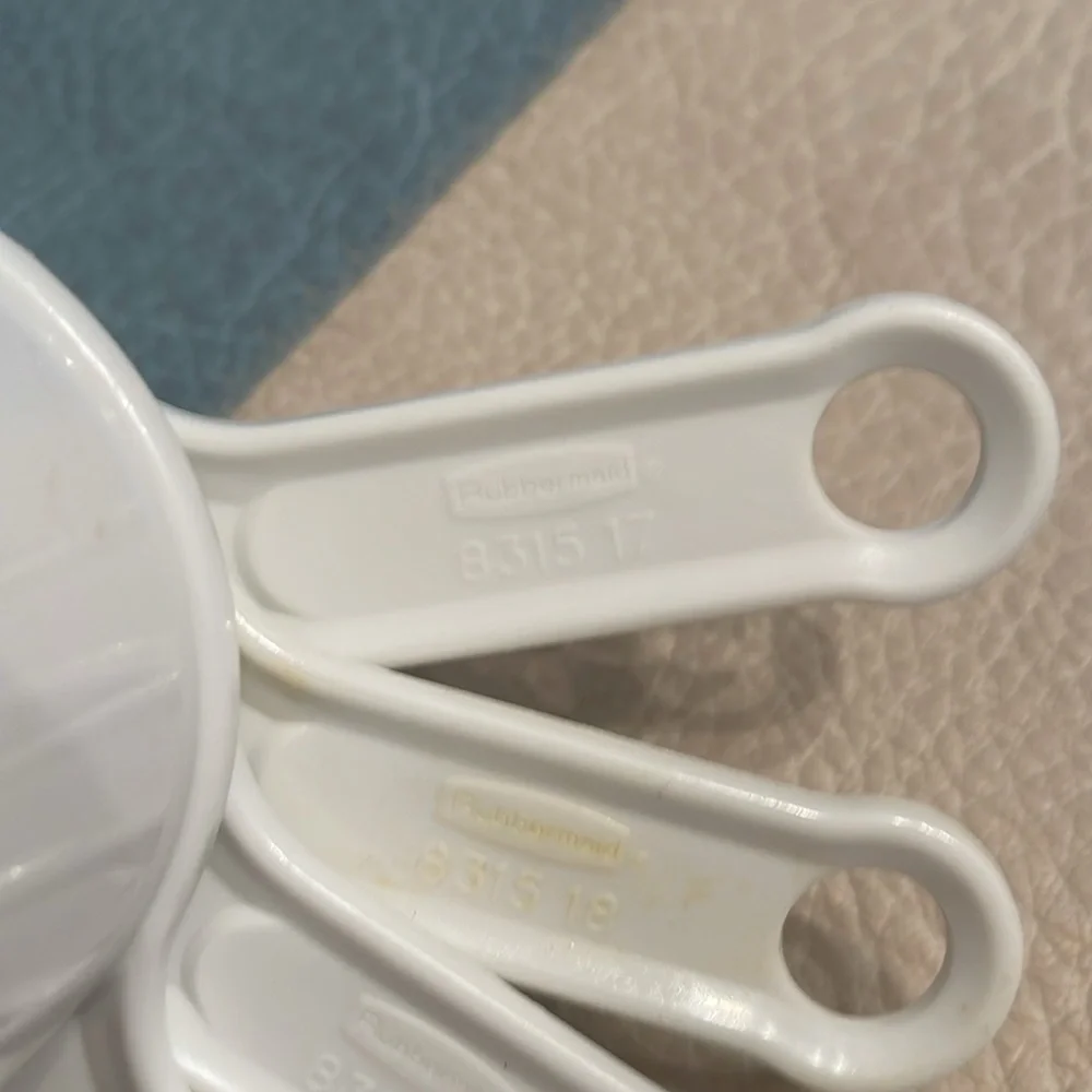 Rubbermaid White Measuring Cups